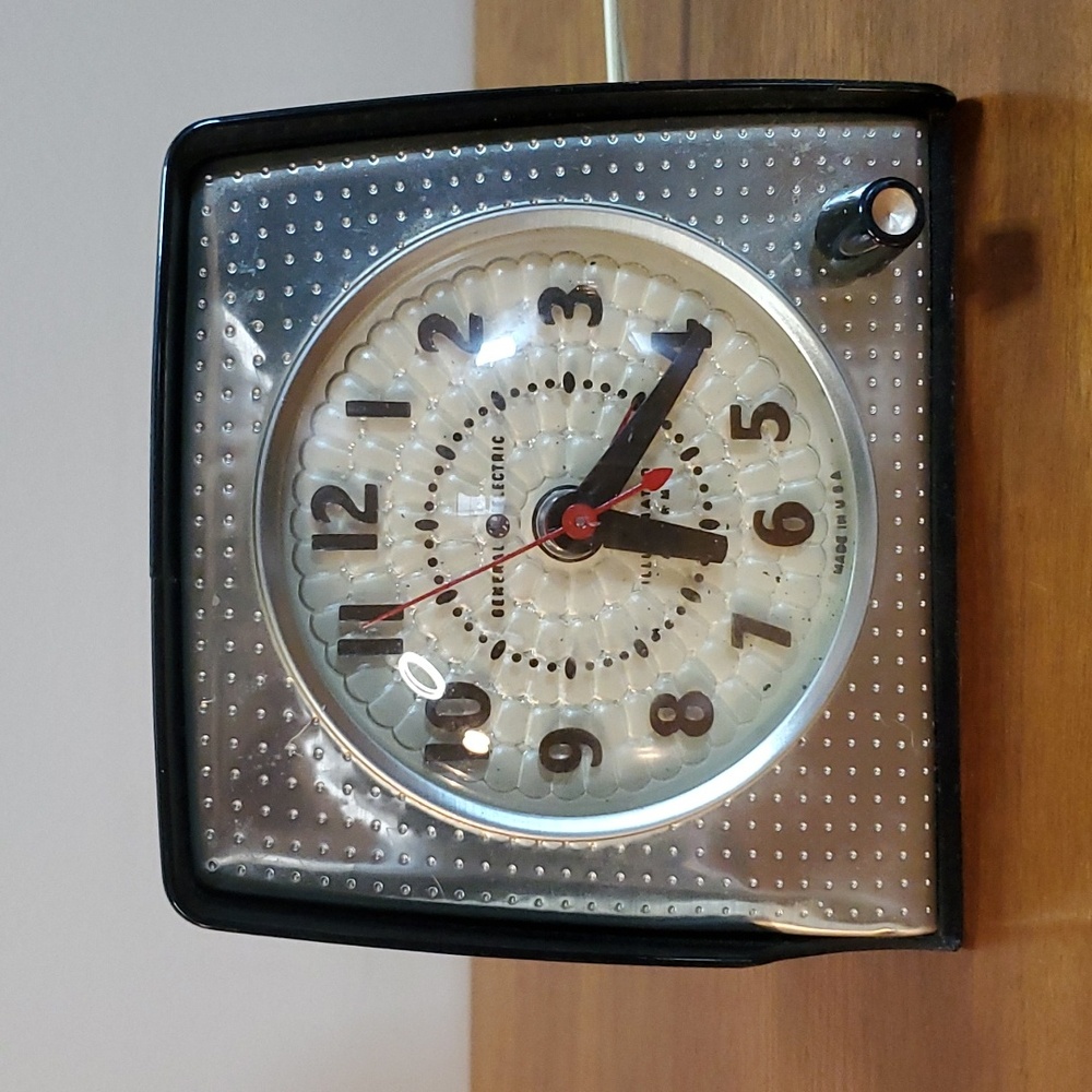 Vintage General Electric alarm clock radio working